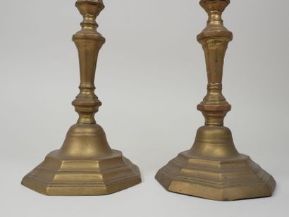 Deux bougeoirs en bronze doré, le fut balustre,...