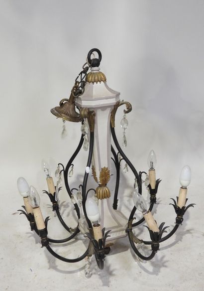 Lustre à huit bras de lumière en bois laqué...