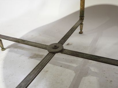 Table basse en laiton, le plateau circulaire...