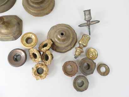 Réunion de deux paires de bougeoirs en bronze...