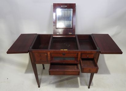 Coiffeuse en bois et placage ouvrant par...