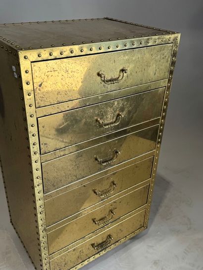 Chiffonnier en bois recouvert de métal doré...