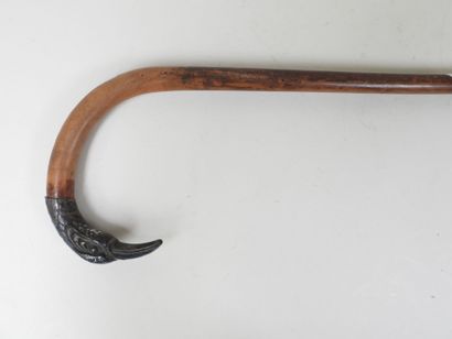 Canne en bois, le pommeau en argent 800/1000e...