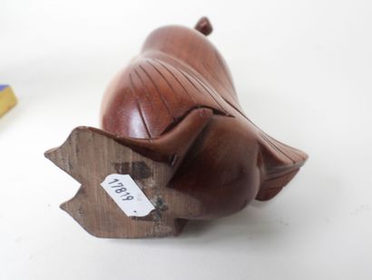 Lot comprenant : 
- Sujet sculpté en bois...