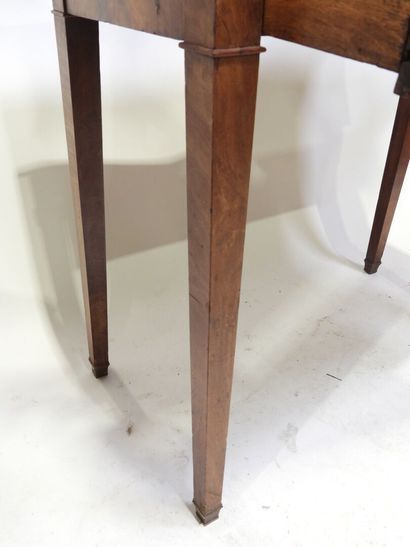 Table à écrire en bois et placage d'acajou...