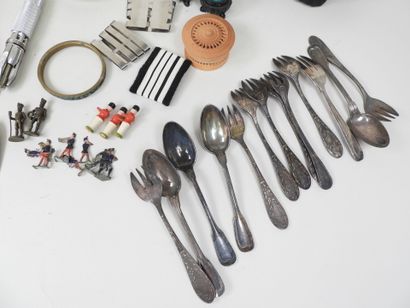 Lot de bibelots divers dont timbale en laiton,...