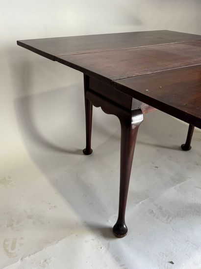 Table en acajou, le piétement 