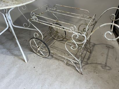 Ensemble de jardin en métal laqué blanc comprenant;
-...