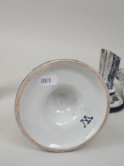 Deux sujets en porcelaine à décor bleu et...