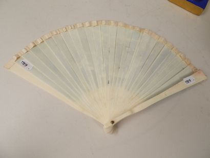 Lot comprenant : 
- Sujet sculpté en bois...