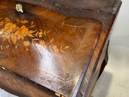 Bureau de dame galbé toutes faces en bois...