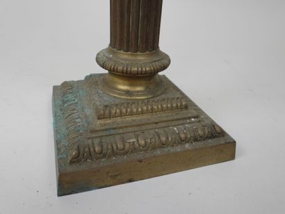 Pied de lampe en bronze, la base de section...