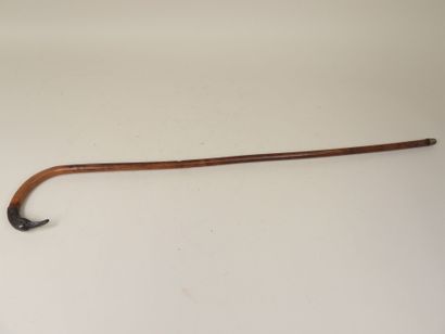 Canne en bois, le pommeau en argent 800/1000e...