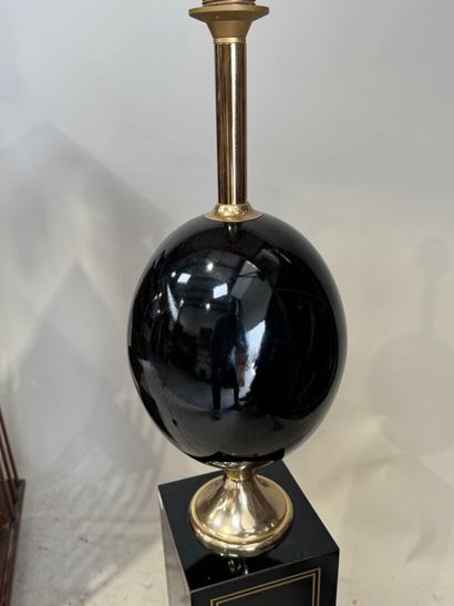 Lampe ovoïde sur piedéstal carré laqué noir...