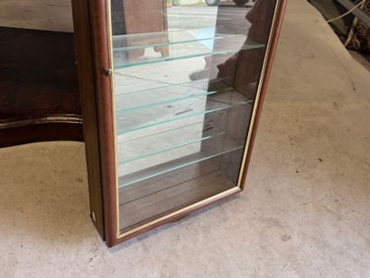 Vitrine murale en bois ouvrant par un vantail...