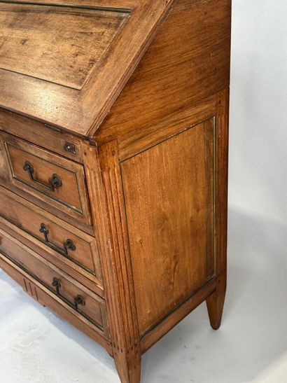 Bureau de pente en noyer, ouvrant à un abattant...