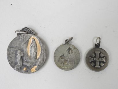 Lot de trois médailles religieuses en métal...