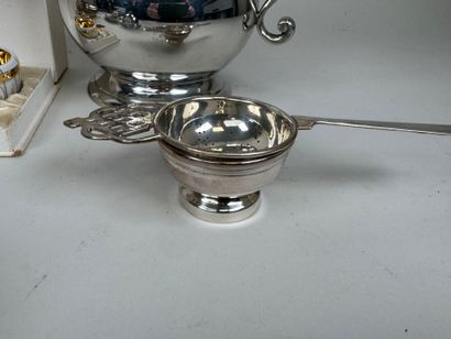 Lot en métal argenté :
- petit chauffe-plat...