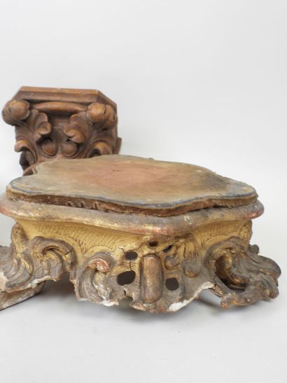 Deux socles en bois et stuc sculpté et doré,...