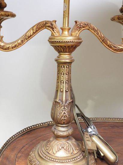 Paire de flambeaux en régule doré à deux...