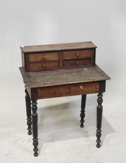 Petit bureau d'enfant à gradin, ouvrant par...