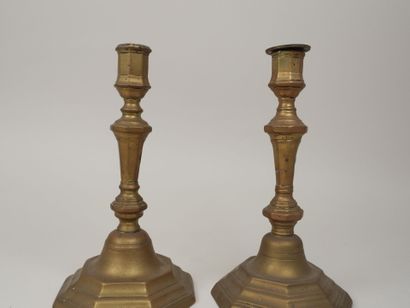 Deux bougeoirs en bronze doré, le fut balustre,...