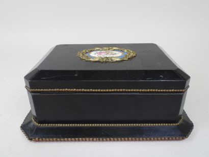 Coffret en bois noirci, le couvercle à décor...