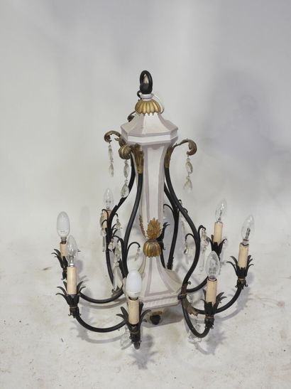 Lustre à huit bras de lumière en bois laqué...