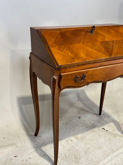 Bureau de pente en merisier ouvrant par un...