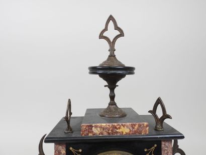 Pendule borne en marbre noir et rouge, le...