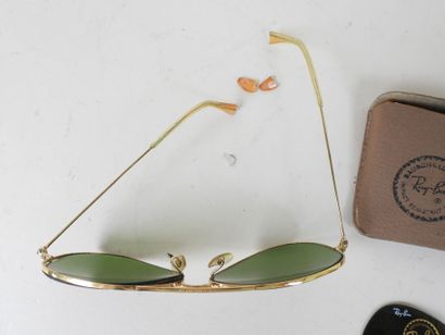 RAY BAN.
Paire de lunettes, modèle aviateur,...