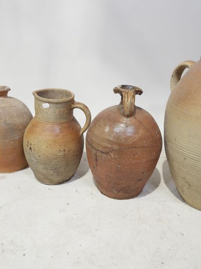 Lot de quatre jarres en grès.
35 cm (la plus...