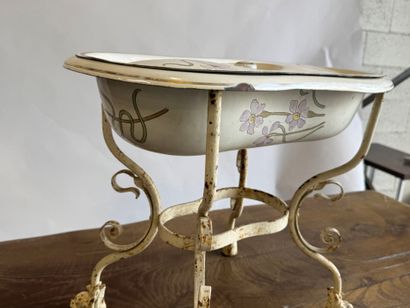 Bidet in enameled sheet metal with flower...