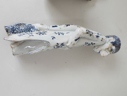 Deux sujets en porcelaine à décor bleu et...