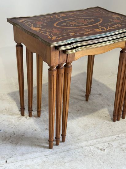 Table gigogne en bois, les plateaux chantournés...