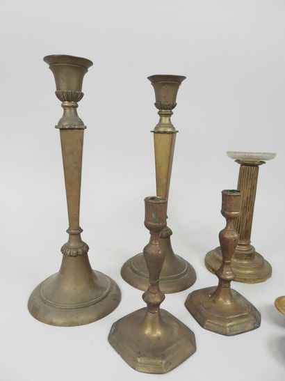 Réunion de deux paires de bougeoirs en bronze...