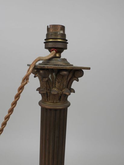 Pied de lampe en bronze, la base de section...