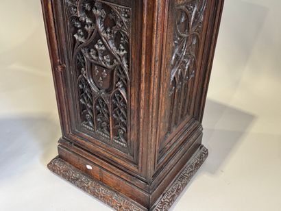 Chevet en chêne mouluré et sculpté, ouvrant...