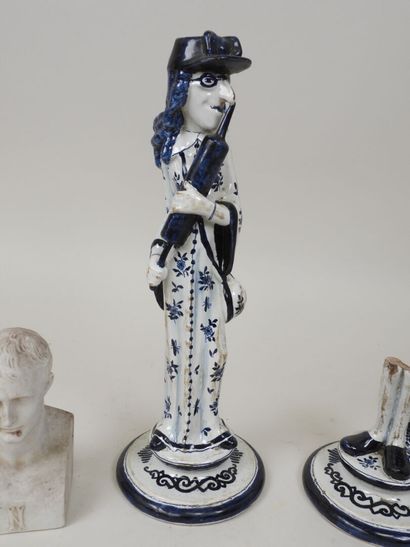 Deux sujets en porcelaine à décor bleu et...