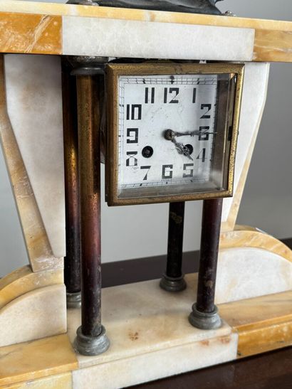 Pendule portique en marbre blanc veiné et...