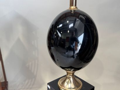 Lampe ovoïde sur piedéstal carré laqué noir...