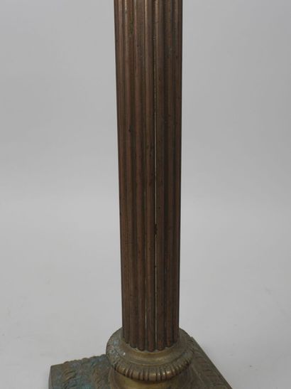 Pied de lampe en bronze, la base de section...
