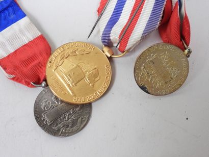 Lot de trois médailles république française...