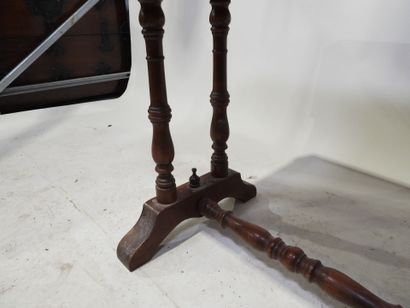 Meuble d'appoint en bois et placage, le plateau...