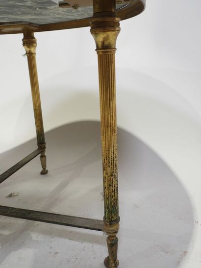 Table basse en laiton, le plateau circulaire...