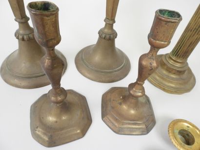 Réunion de deux paires de bougeoirs en bronze...