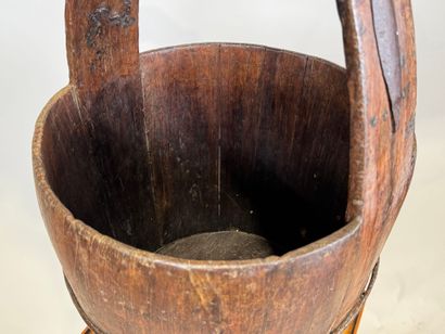 Important seau en bois et montures en métal.
H.:...