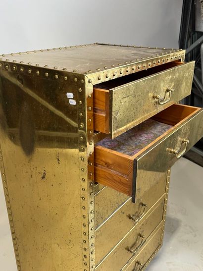 Chiffonnier en bois recouvert de métal doré...