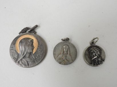 Lot de trois médailles religieuses en métal...