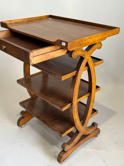 Table volante en noyer à trois tablettes...